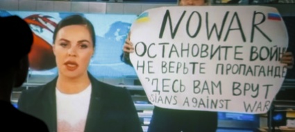 fermata-di-nuovo-la-giornalista-russa-col-cartello-no-war