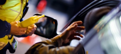 ubriaco-rimane-bloccato-con-l-auto-su-un-ponticello-pedonale
