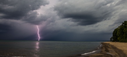 italia-famiglia-colpita-da-un-fulmine-in-spiaggia-4-feriti