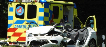 sbanda-con-l-auto-che-si-rovescia-una-donna-rischia-la-vita