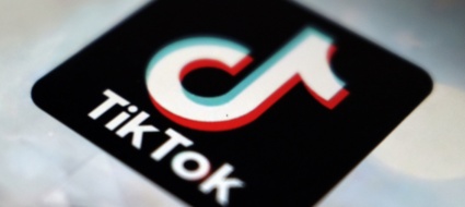 bimbo-alla-guida-di-un-motoscafo-per-un-video-su-tiktok
