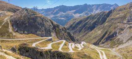 via-i-tralicci-dal-passo-la-linea-elettrica-entra-in-galleria