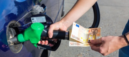 benzina-meno-cara-se-paghi-in-euro-perfettamente-legale