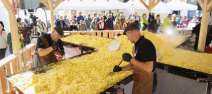 un-piatto-di-rosti-da-guinness-dei-primati-sulla-piazza-federale