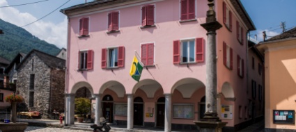 intragna-cade-intonaco-nel-palazzo-comunale