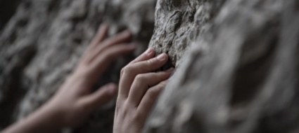 cade-da-una-parete-di-arrampicata-ferita-una-donna