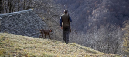 cade-durante-una-battuta-di-caccia-e-si-ferisce-alla-gamba