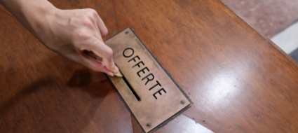 e-aumentato-tutto-e-il-prete-chiede-offerte-piu-generose
