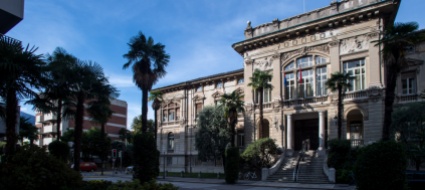 ha-cercato-il-clima-cameratesco-in-una-camera-d-albergo