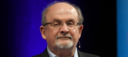 salman-rushdie-ha-perso-un-occhio-e-l-uso-di-una-mano