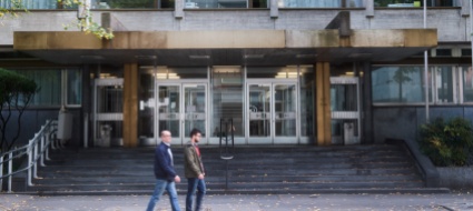 sassi-contro-palazzo-di-giustizia-si-dibatte-sulle-cure