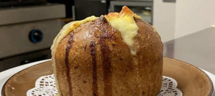 zuppa-di-cipolle-in-pagnotta-di-pane-nero