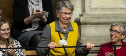 90-anni-i-bastoni-da-trekking-e-un-figlio-consigliere-federale