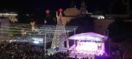 betlemme-con-l-abito-natalizio-acceso-l-albero