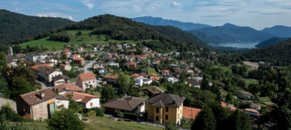 la-casetta-in-campagna-si-ma-vicino-a-una-citta