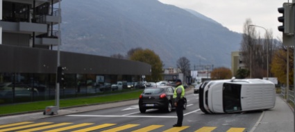 giubiasco-furgone-urta-un-auto-e-si-rovescia-sul-fianco