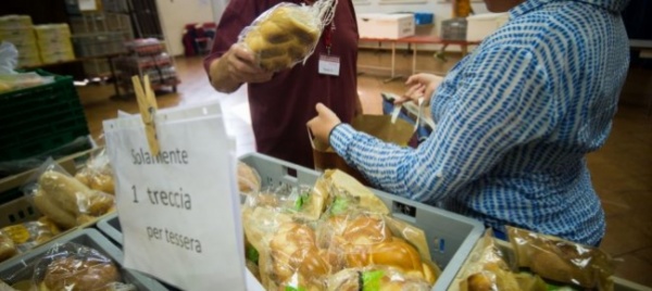 distribuito-meno-cibo-alle-persone-bisognose