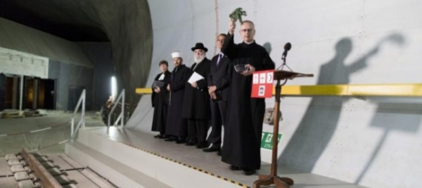 la-galleria-e-stata-benedetta-dalla-pastora-rauch-il-ricordo-dei-nove-operai-morti-nel-cantiere