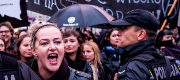 non-passa-il-divieto-assoluto-di-aborto-in-polonia