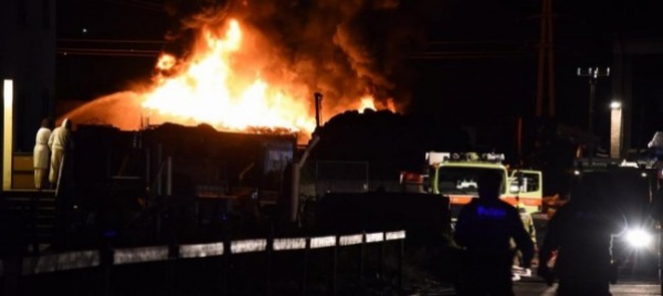 mendrisio-grosso-incendio-divampa-in-un-magazzino-di-pneumatici-fiamme-domate-dopo-6-ore