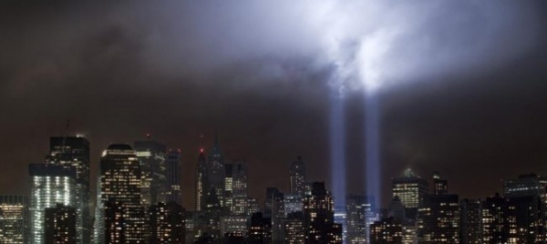 new-york-ricorda-con-la-luce-l-anniversario-dell-11-settembre