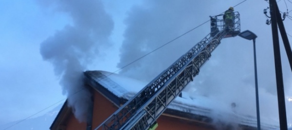ambri-strada-bloccata-per-una-casa-in-fiamme