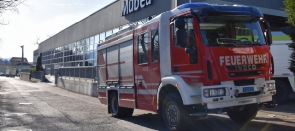 denso-fumo-in-un-azienda-a-bedano-stabile-evacuato