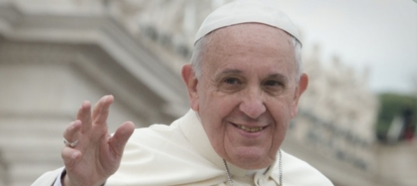 il-papa-in-volo-sposa-hostess-e-steward-cileni