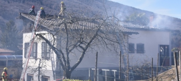 molinazzo-tetto-di-un-abitazione-prende-fuoco