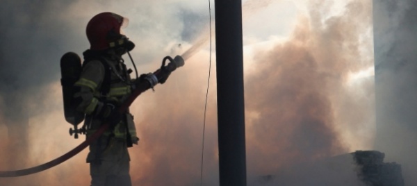 palazzo-in-fiamme-a-br-gg-quarantanove-inquilini-all-ospedale