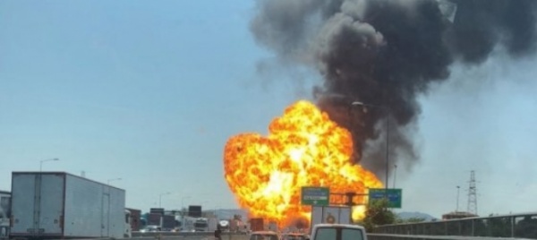 bologna-camion-in-fiamme-esplosioni-sull-autostrada