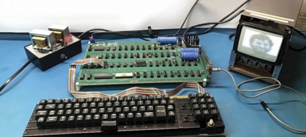 va-all-asta-un-esemplare-dell-apple-i-di-jobs-e-woz