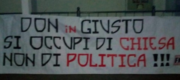 como-uno-striscione-contro-don-giusto-l-amico-dei-migranti