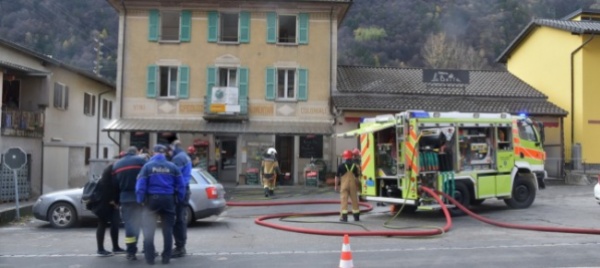 fiamme-in-un-centro-estetico-di-dongio