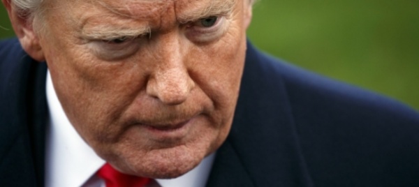 trump-stacca-la-corrente-all-iphone