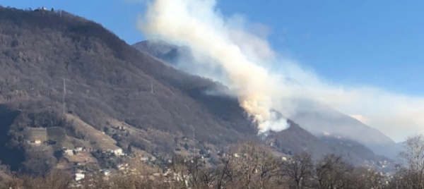 sotto-controllo-l-incendio-nel-bosco-sopra-riazzino