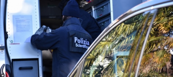 caslano-omicida-e-inquirenti-sul-luogo-del-crimine