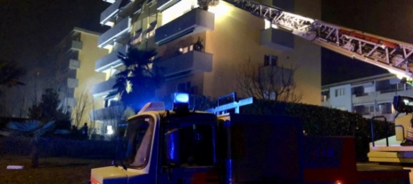 fiamme-a-tenero-palazzo-evacuato-c-e-un-intossicato