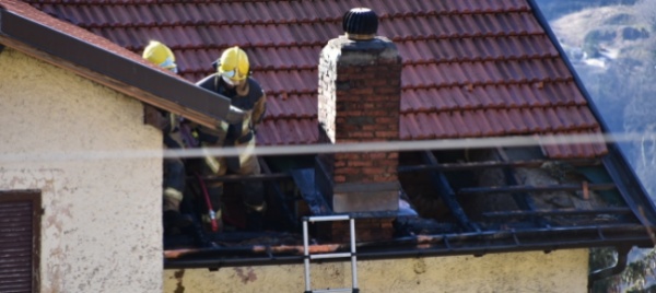 in-fiamme-il-tetto-di-un-abitazione-in-capriasca