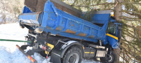 grigioni-camion-scivola-per-30-metri-fuori-strada