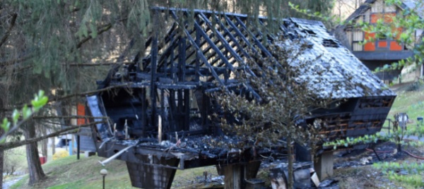 bungalow-divorato-dalle-fiamme-a-monteggio