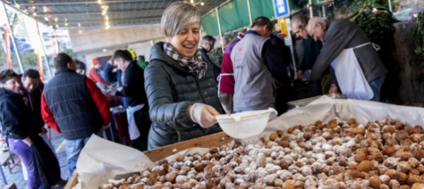 da-50-anni-a-vacallo-ci-si-mette-in-fila-per-i-tortelli