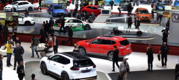 ginevra-calano-i-visitatori-al-salone-dell-auto