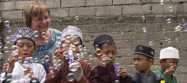 aurigeno-questa-sera-il-miracolo-delle-bolle-di-sapone-a-lombok