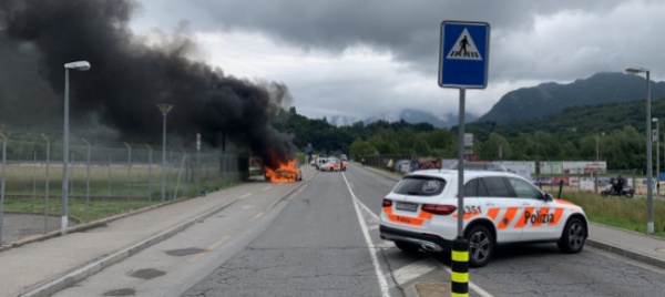 agno-un-auto-prende-improvvisamente-fuoco-conducente-illeso