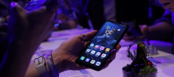 la-svizzera-non-volta-le-spalle-a-huawei