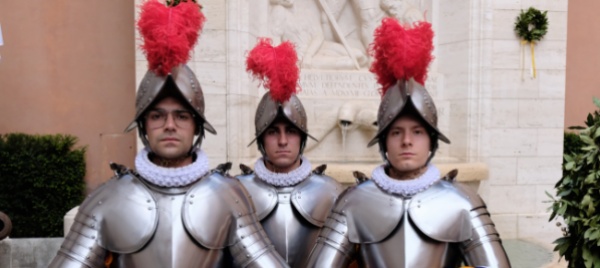 tre-ticinesi-in-vaticano-alla-guardia-di-papa-francesco
