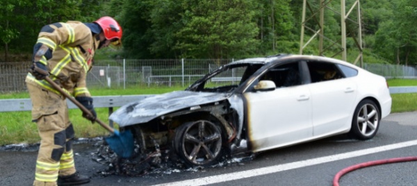 un-altra-auto-in-fiamme-sull-a2