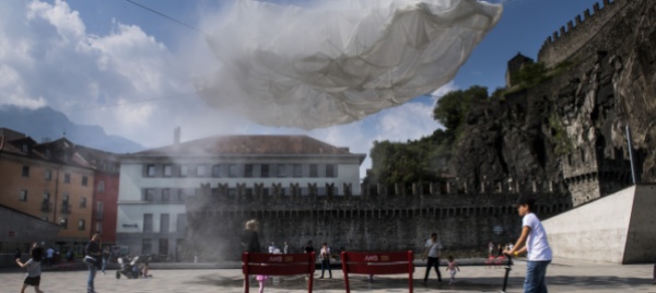 una-nuvola-rinfrescante-per-la-calda-estate-in-piazza-del-sole