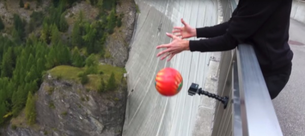 lanciano-una-palla-da-bowling-dal-luzzone-video-spopola